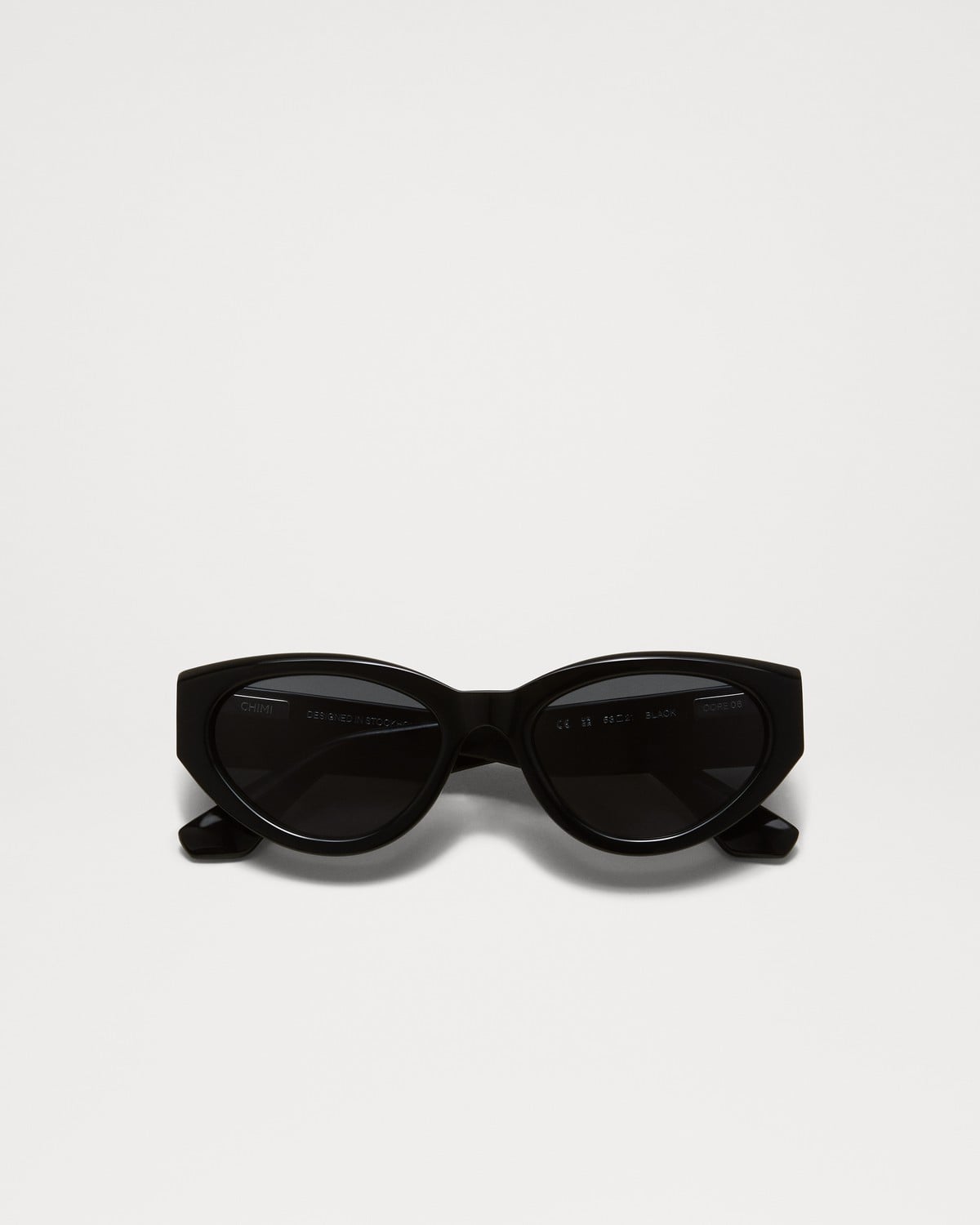Classic Black Cat-Eye Women\'s Sunglasses — Sleek Everyday Style Amazon.com: Le Specs Unfaithful Sunglasses - Black, Cat Eye  main image 3