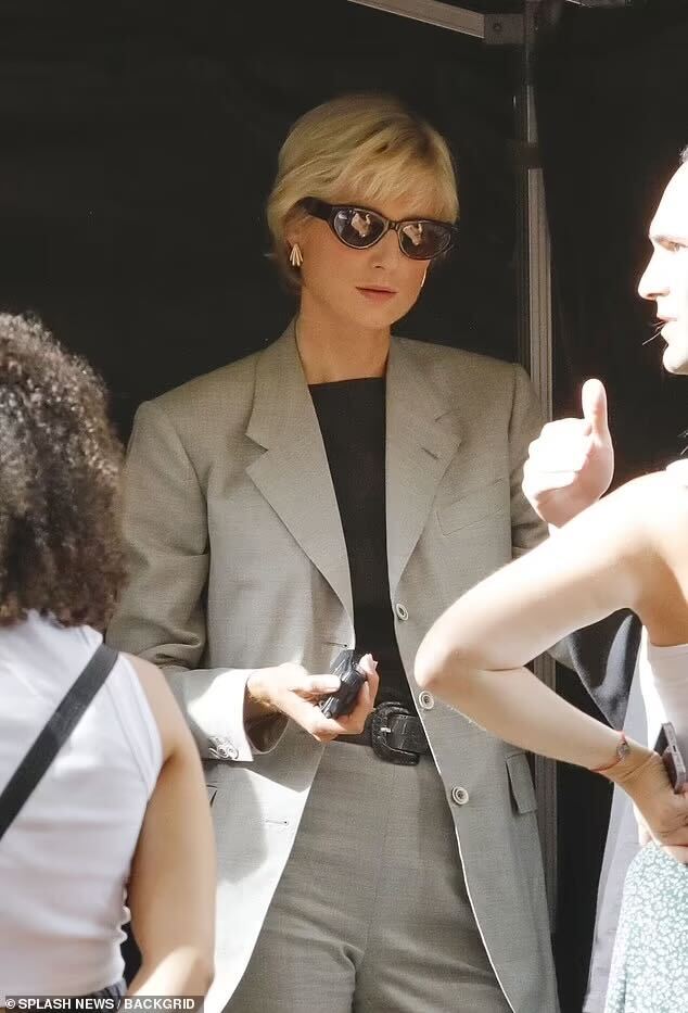 06 Tortoise as seen on Princess Diana in The Crown